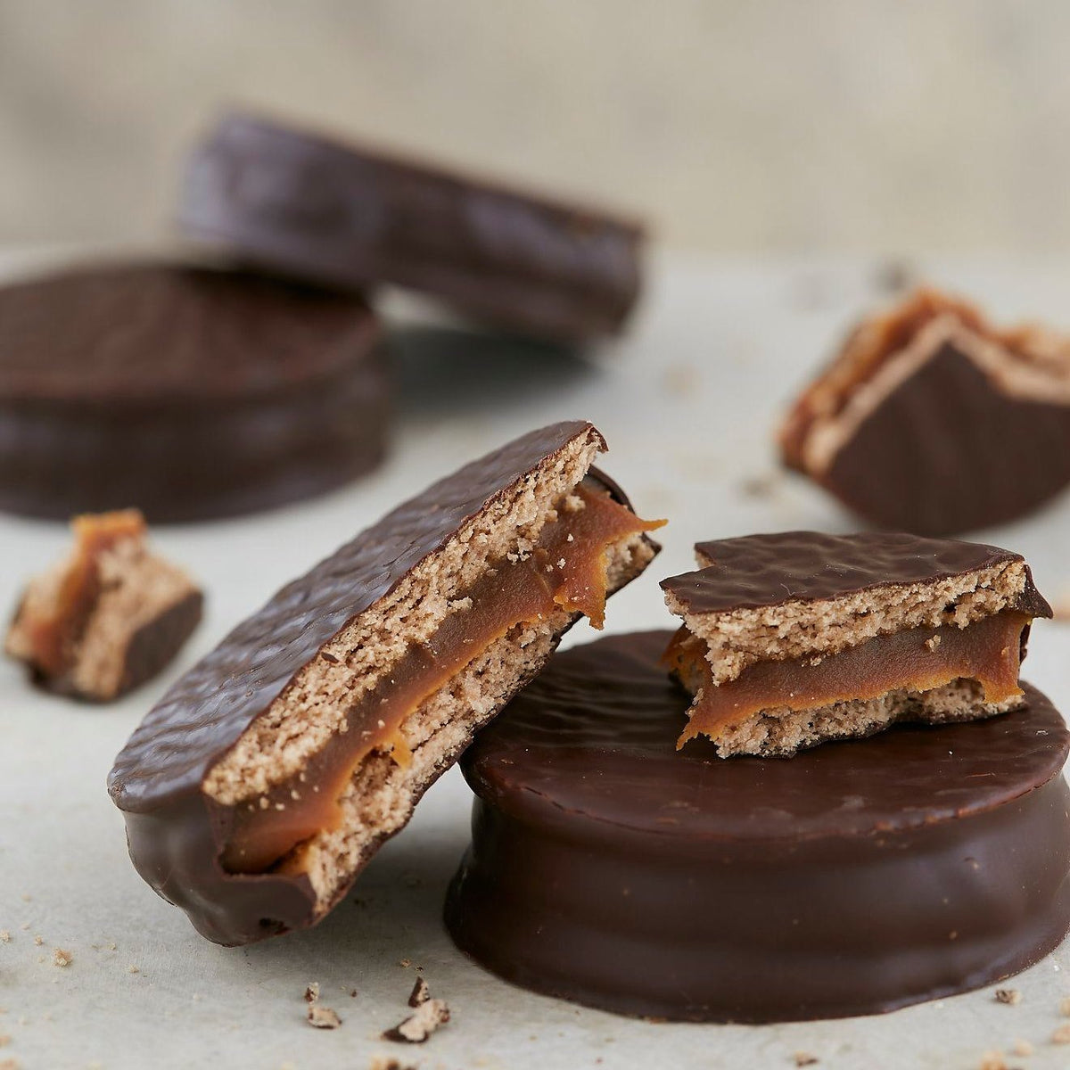 Havanna Dark Chocolate Alfajores | 12 Pack (660g / 23.2 oz) | Authentic Argentine Dulce de Leche Cookies